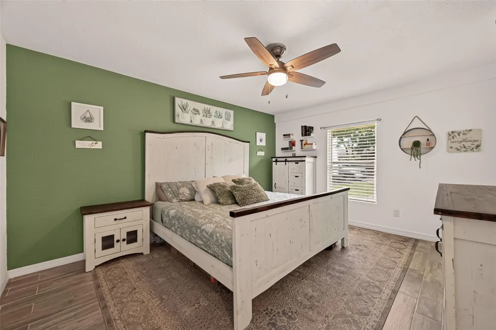 901 Temple Circle Hitchcock, TX 77563