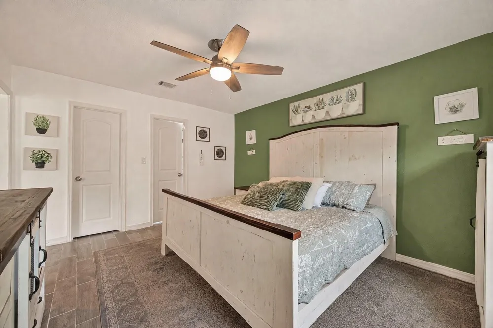 901 Temple Circle Hitchcock, TX 77563