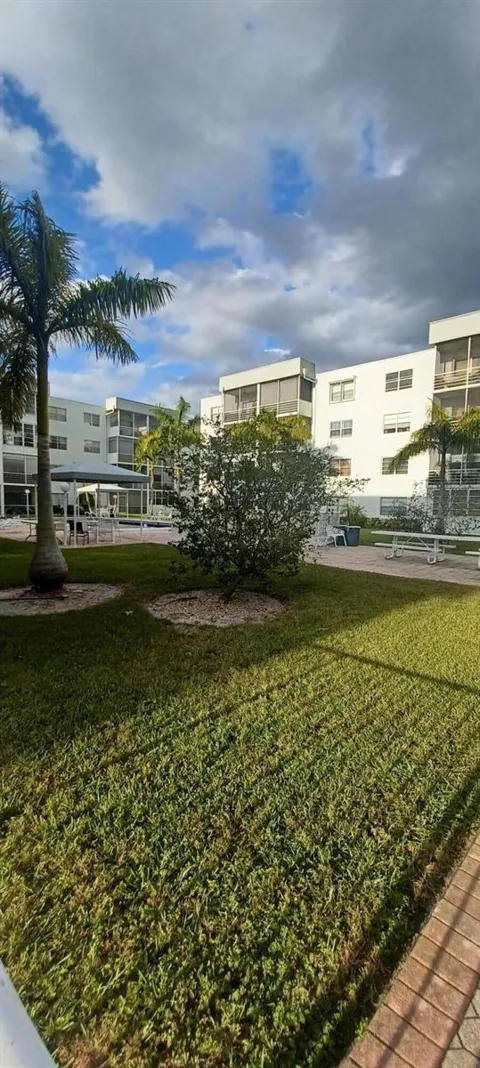 2998 E SUNRISE LAKES DRIVE E #121