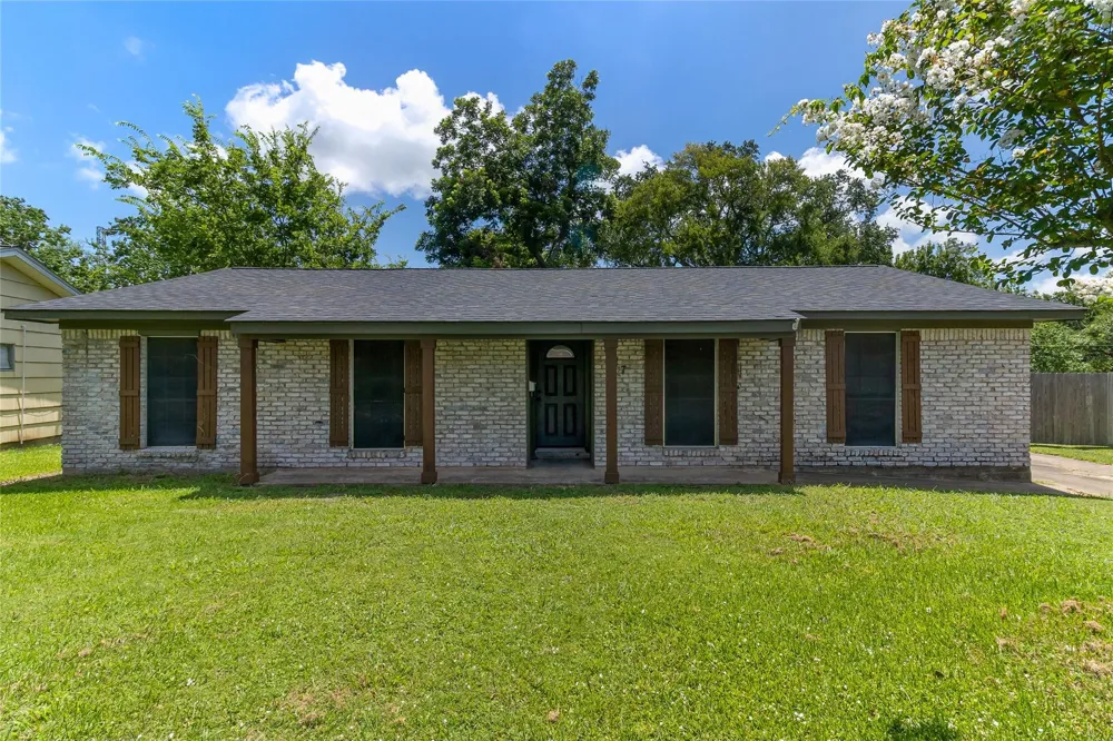 117 Cannon Street Clute, TX 77531