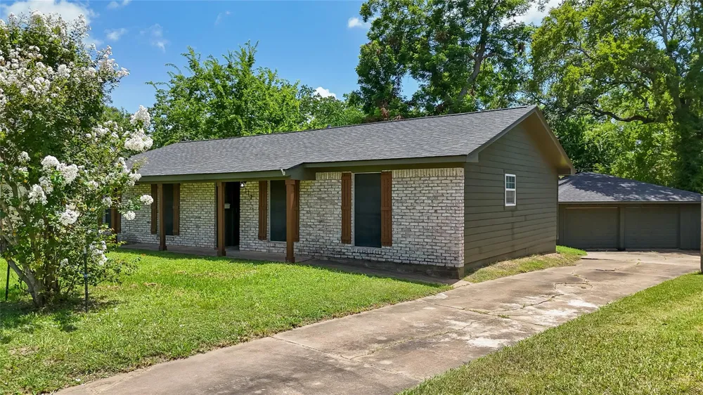 117 Cannon Street Clute, TX 77531