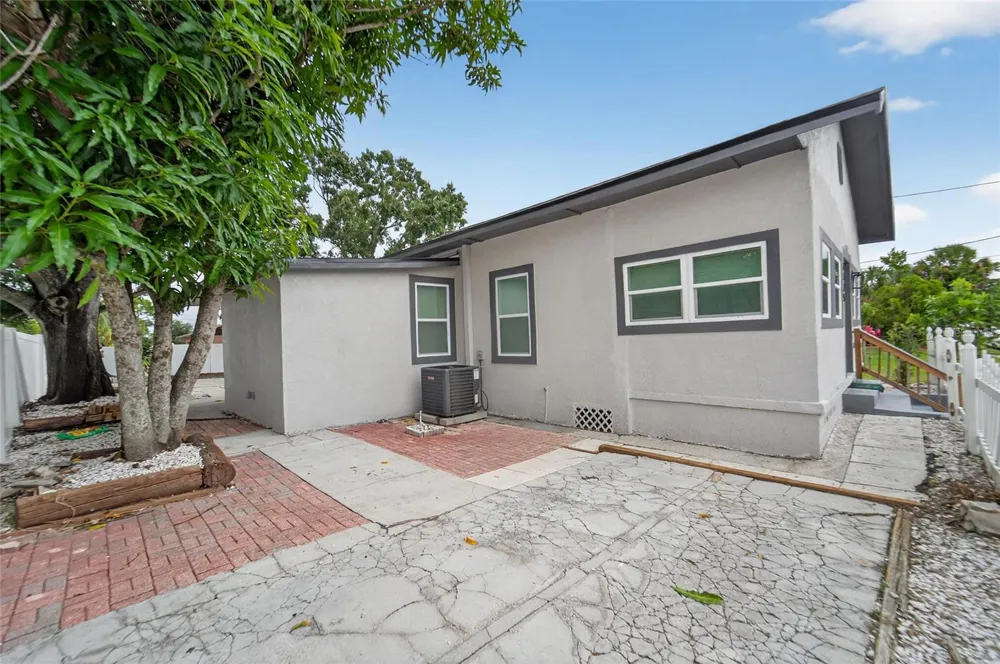 2525 W BEACH STREET Tampa, FL 33607