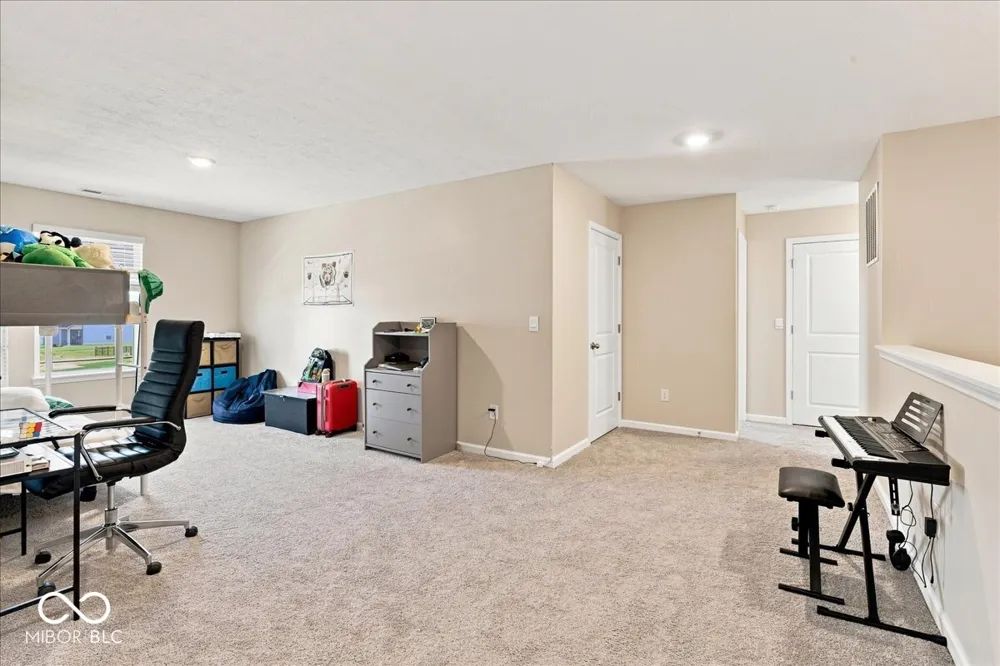 6039 Madera Drive Whitestown, IN 46075