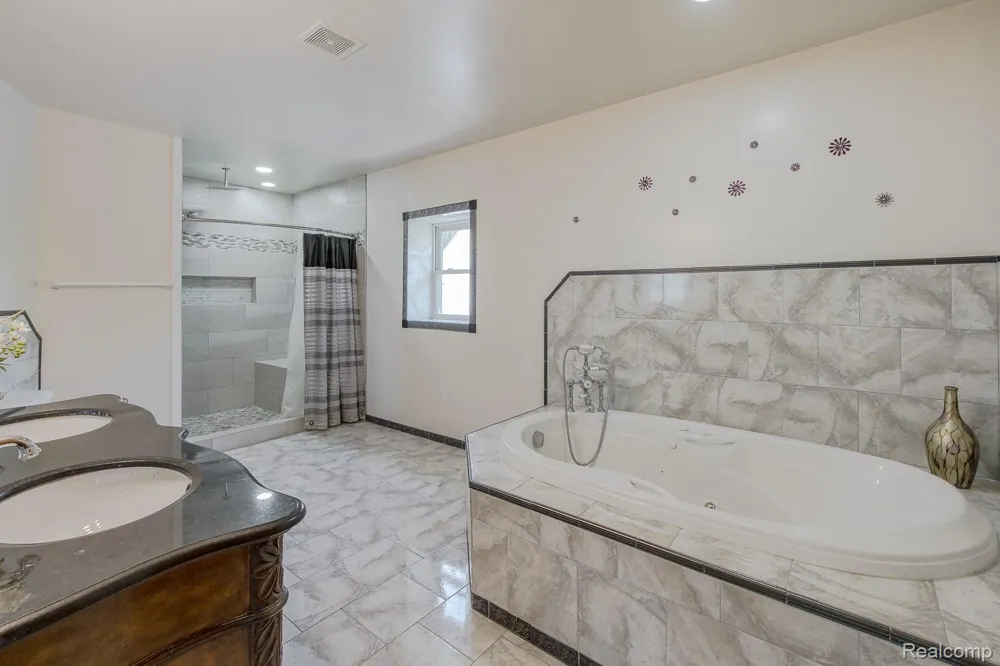 1621 Ray Road Oxford Charter Township, MI 48371
