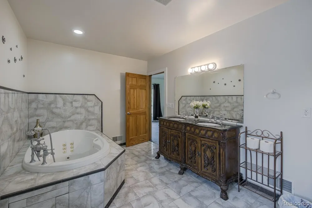 1621 Ray Road Oxford Charter Township, MI 48371