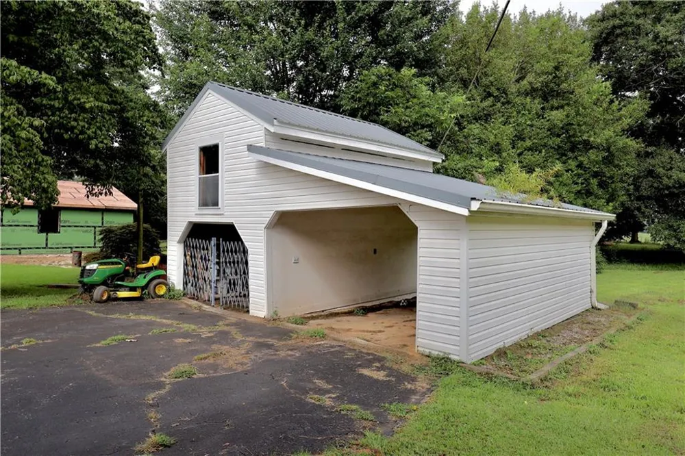 10021 Lavonia Rd Road Carnesville, GA 30521