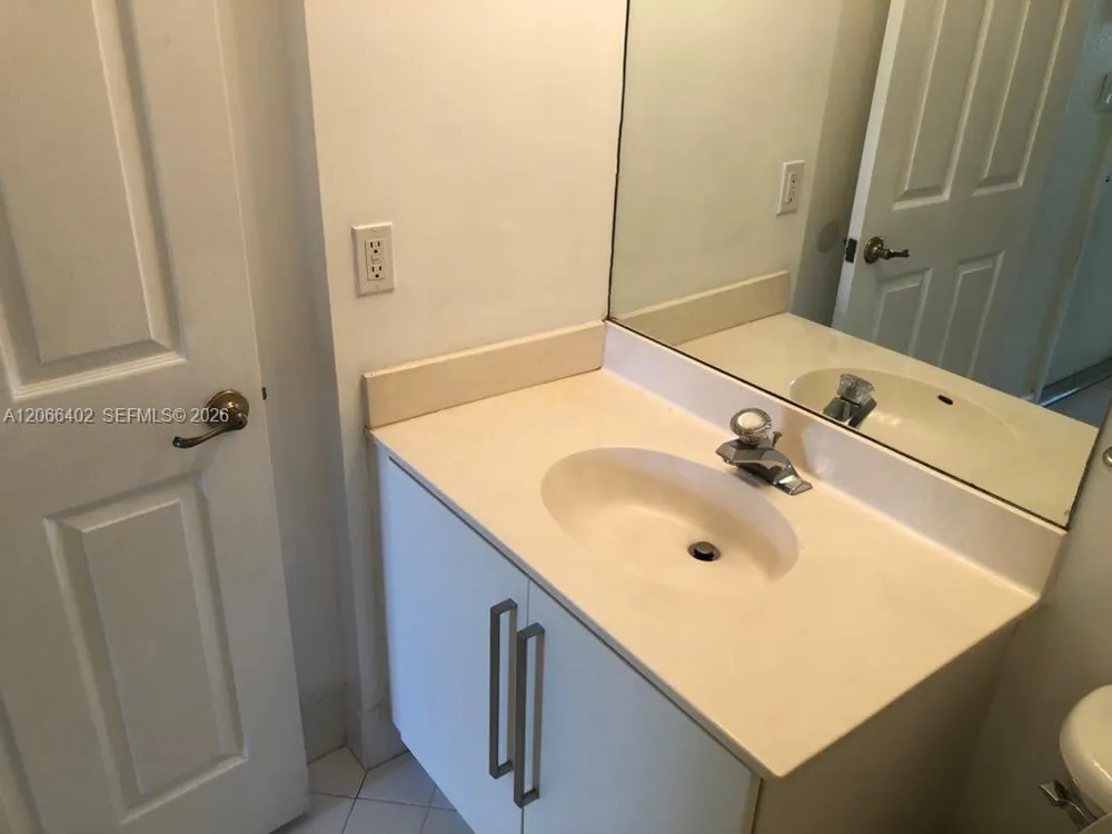 5598 NW 113th Ave #- Doral, FL 33178