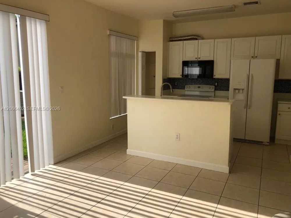 5598 NW 113th Ave #- Doral, FL 33178