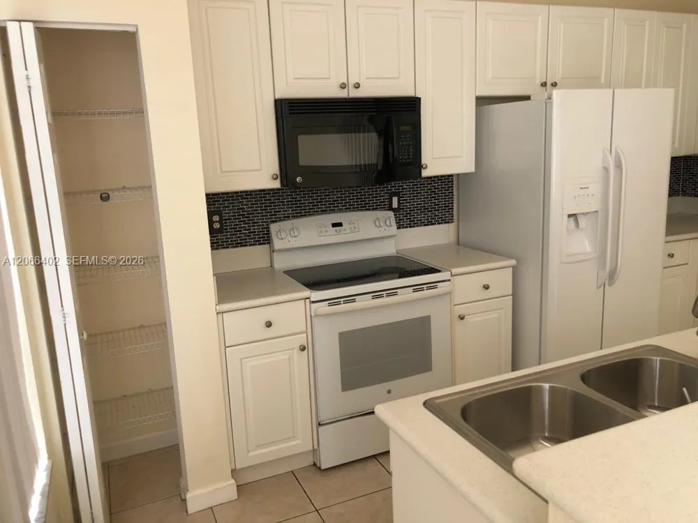 5598 NW 113th Ave #- Doral, FL 33178