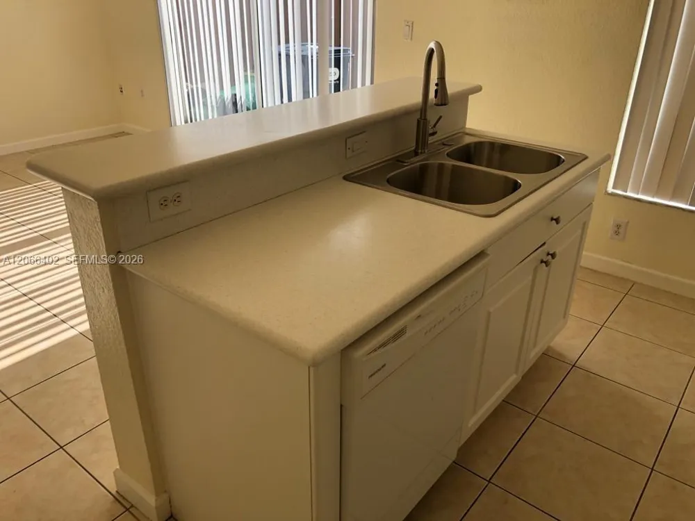 5598 NW 113th Ave #- Doral, FL 33178
