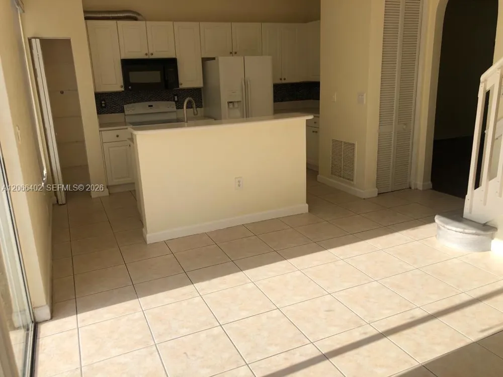5598 NW 113th Ave #- Doral, FL 33178