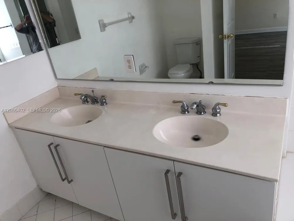 5598 NW 113th Ave #- Doral, FL 33178