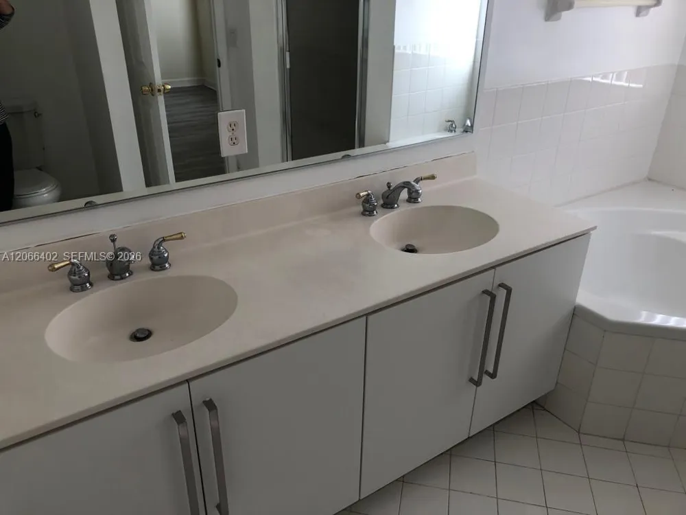 5598 NW 113th Ave #- Doral, FL 33178