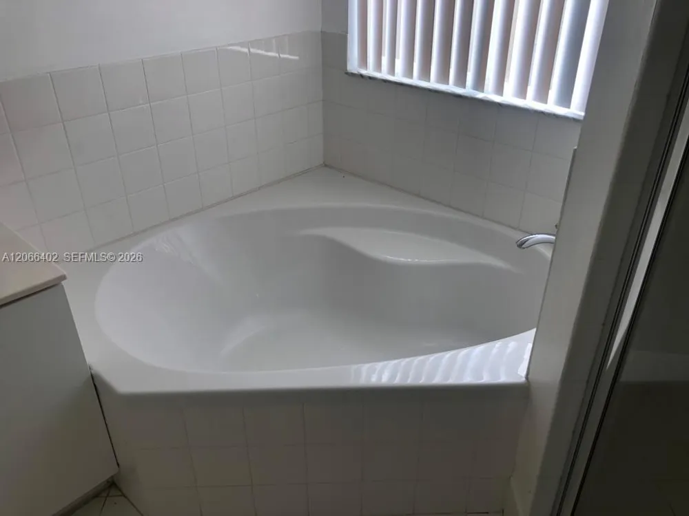 5598 NW 113th Ave #- Doral, FL 33178