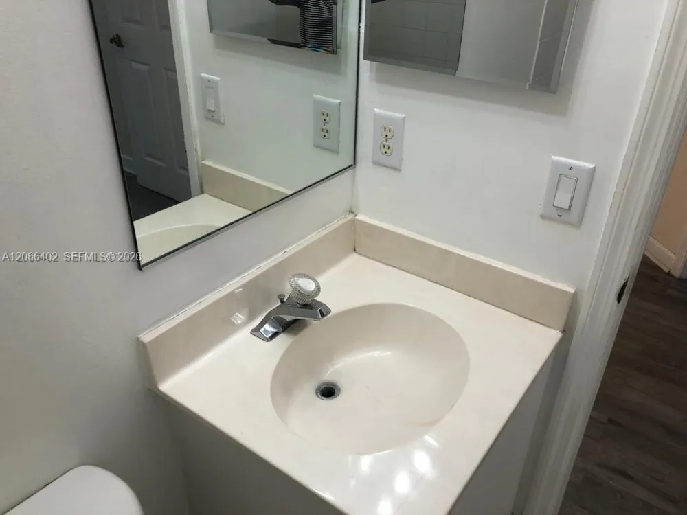 5598 NW 113th Ave #- Doral, FL 33178