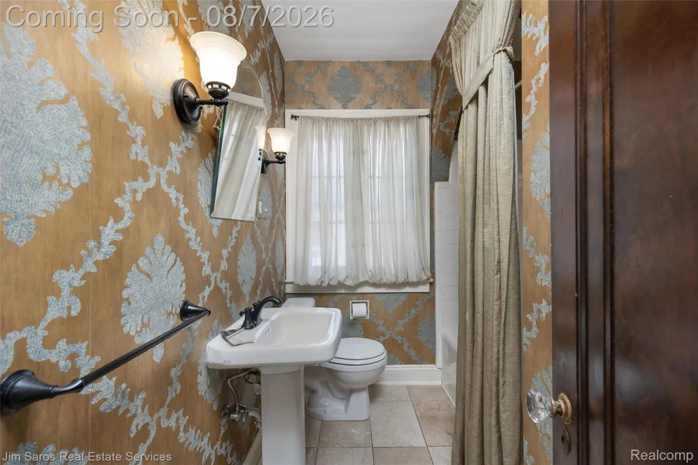 641 Fisher Road Grosse Pointe City, MI 48230