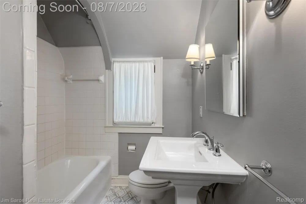 641 Fisher Road Grosse Pointe City, MI 48230
