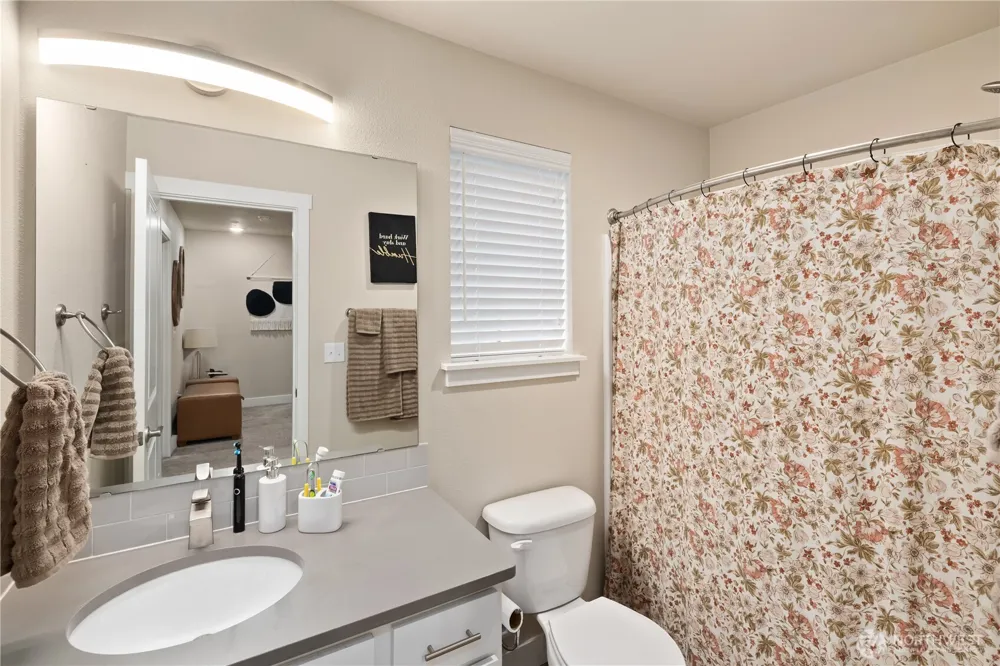 211 Norpoint Way NE Tacoma, WA 98422