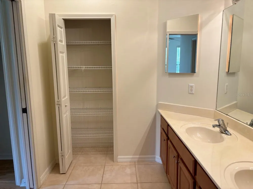 229 SHELL FALLS DRIVE Apollo Beach, FL 33572