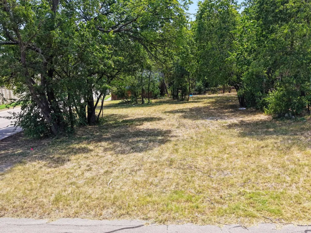 804 E Powell Avenue Fort Worth, TX 76104