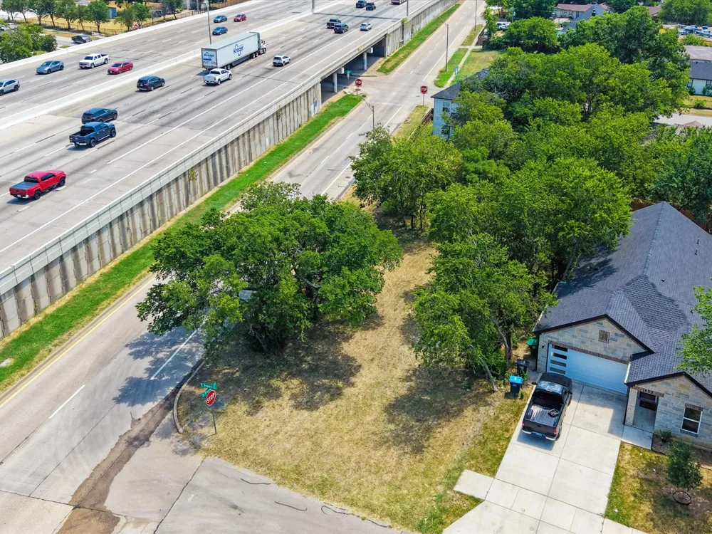 804 E Powell Avenue Fort Worth, TX 76104