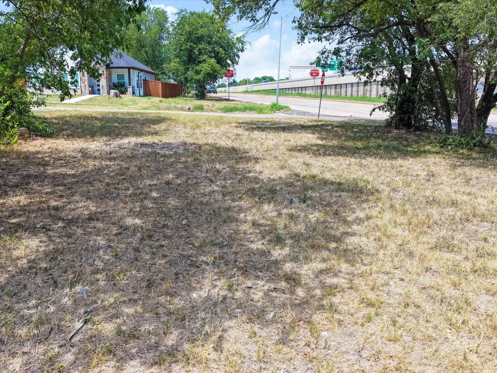 804 E Powell Avenue Fort Worth, TX 76104