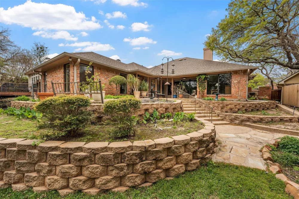 99 Sugar Creek Place Woodway, TX 76712