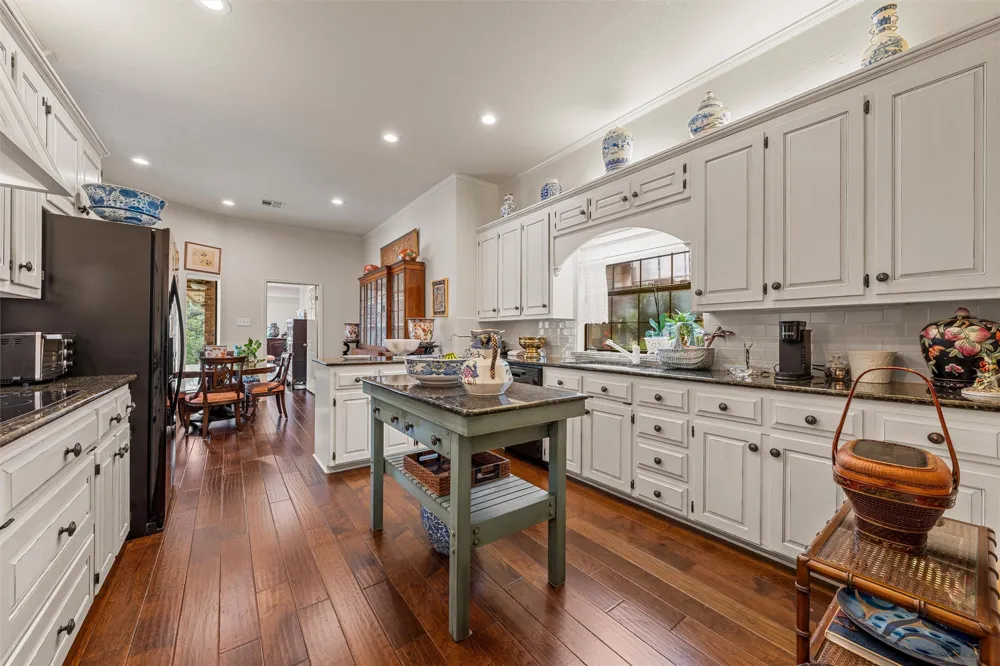 99 Sugar Creek Place Woodway, TX 76712