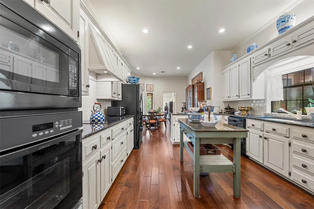 99 Sugar Creek Place Woodway, TX 76712