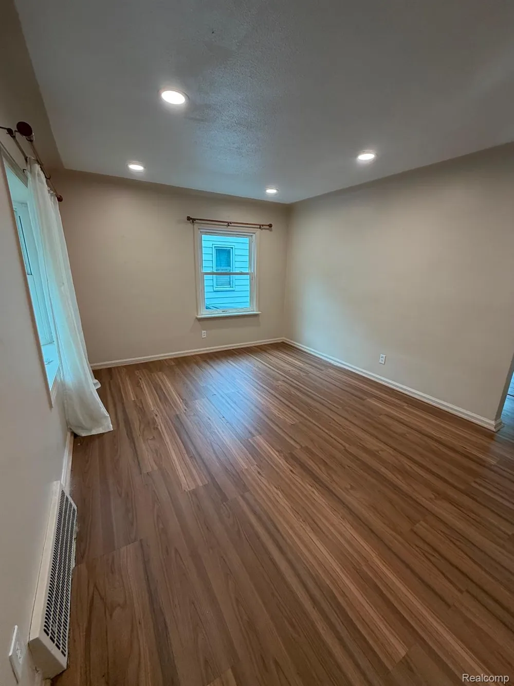 25428 Hopkins Street Dearborn Heights City, MI 48125