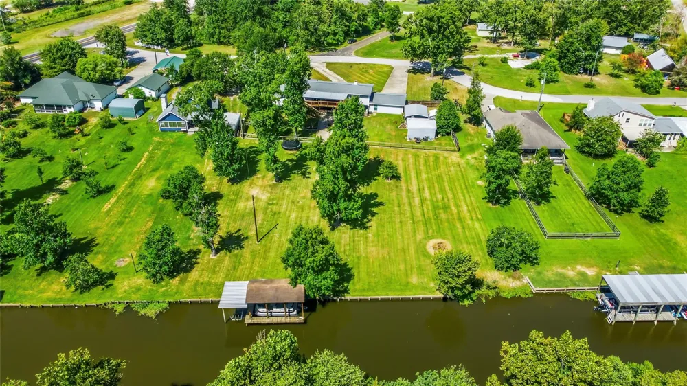 146 Creekside Drive Onalaska, TX 77360
