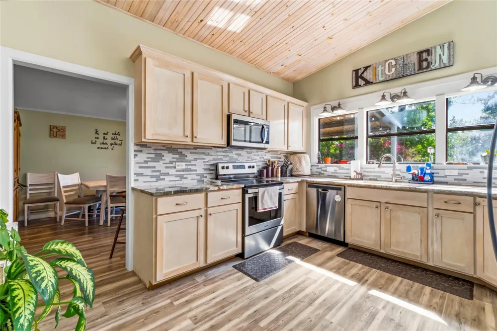 146 Creekside Drive Onalaska, TX 77360