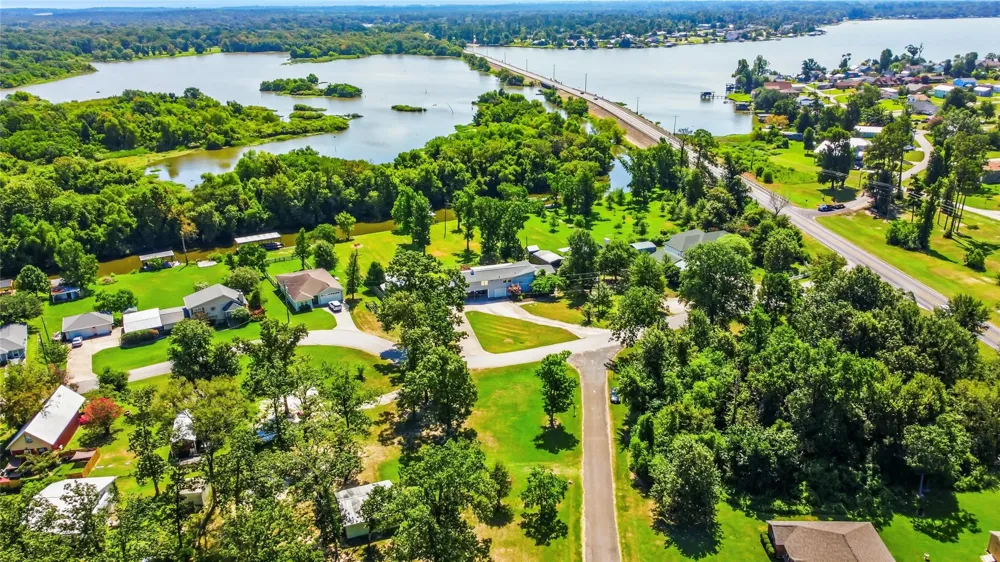 146 Creekside Drive Onalaska, TX 77360