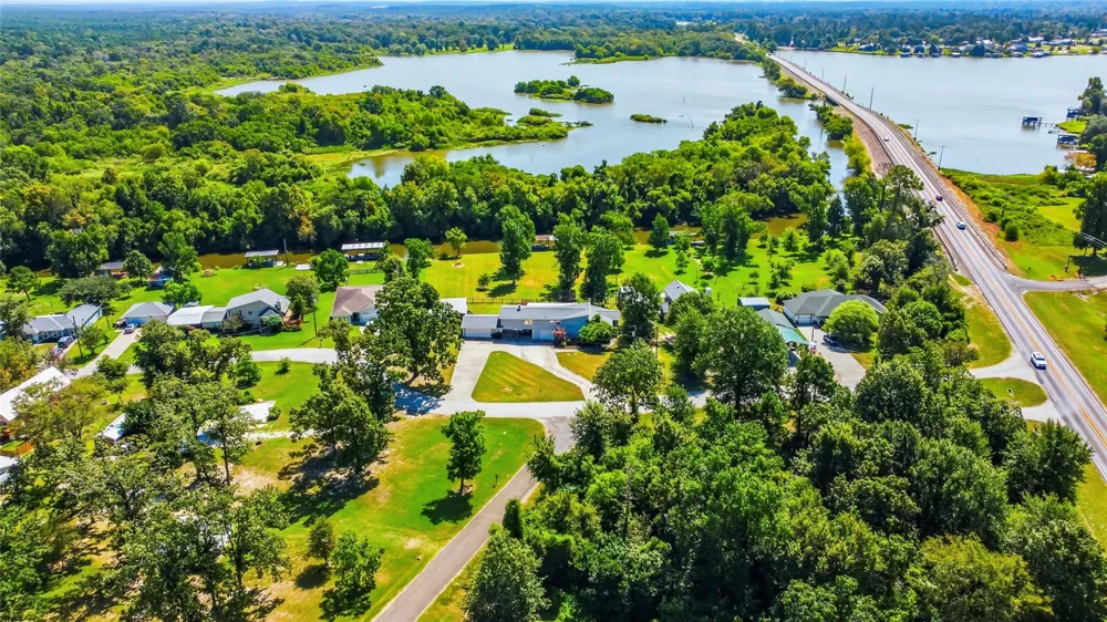 146 Creekside Drive Onalaska, TX 77360