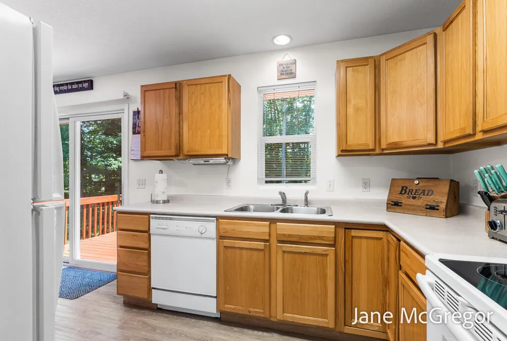 2356 Oak River Lane Muskegon, MI 49445