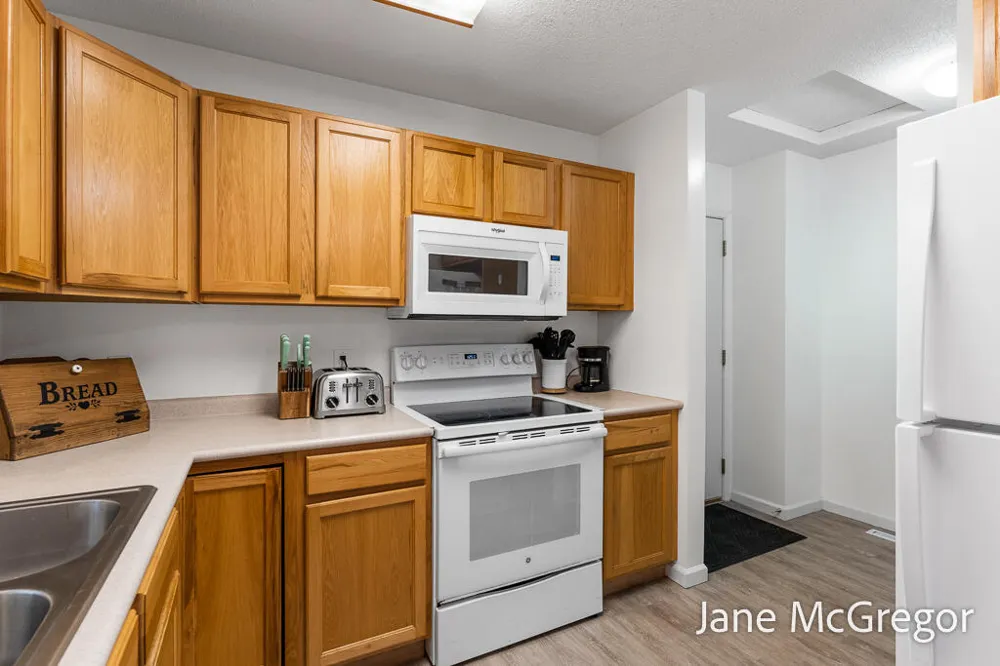 2356 Oak River Lane Muskegon, MI 49445