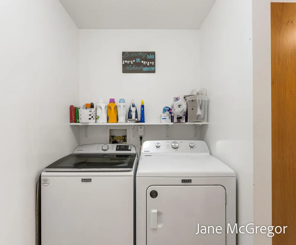 2356 Oak River Lane Muskegon, MI 49445