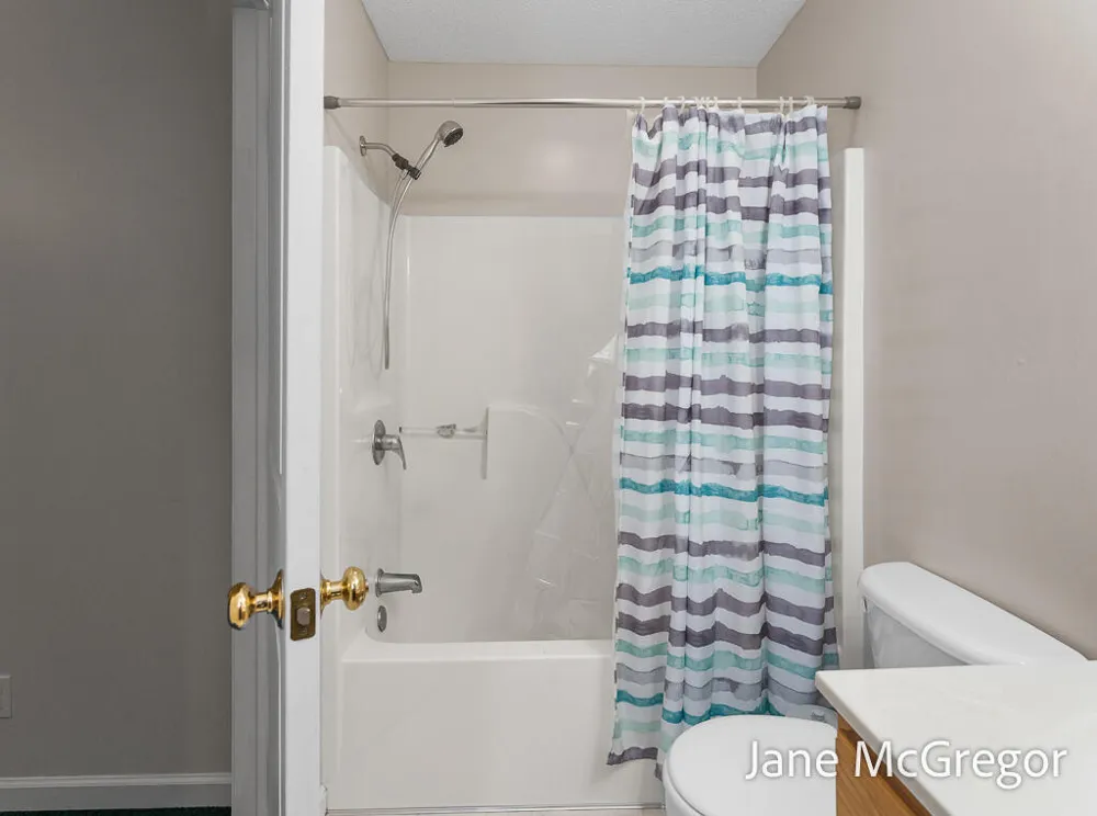 2356 Oak River Lane Muskegon, MI 49445