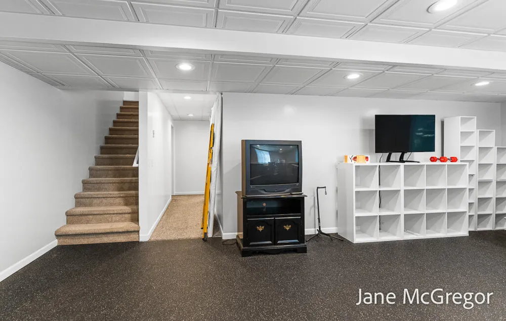 2356 Oak River Lane Muskegon, MI 49445