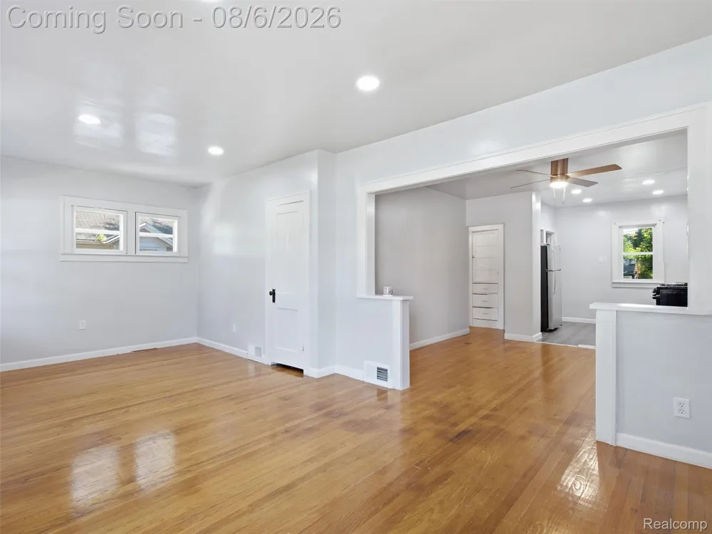 1063 Mayflower Avenue Lincoln Park City, MI 48146
