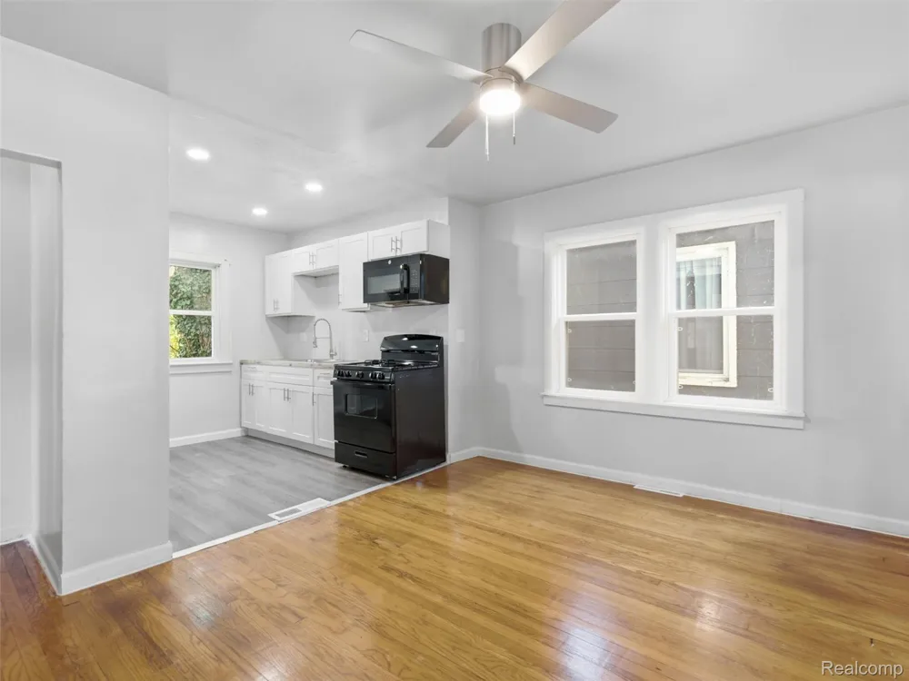 1063 Mayflower Avenue Lincoln Park City, MI 48146