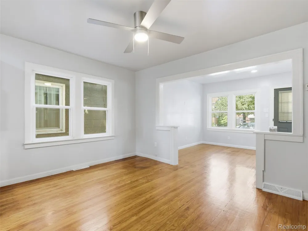 1063 Mayflower Avenue Lincoln Park City, MI 48146