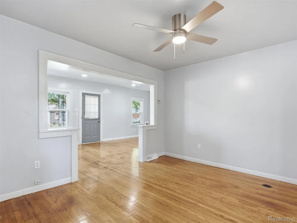 1063 Mayflower Avenue Lincoln Park City, MI 48146