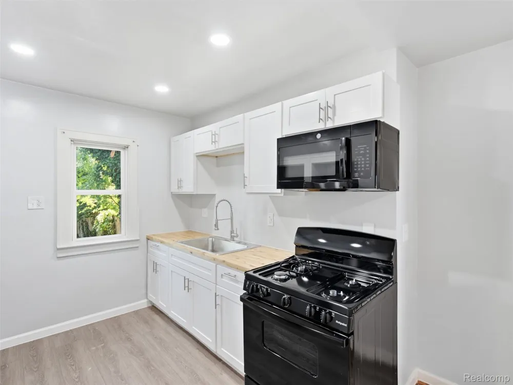 1063 Mayflower Avenue Lincoln Park City, MI 48146