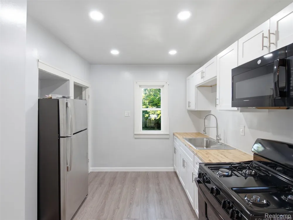 1063 Mayflower Avenue Lincoln Park City, MI 48146