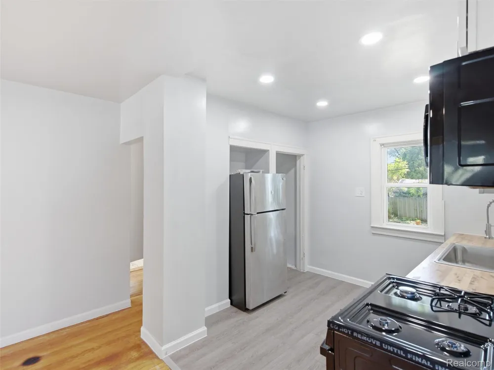 1063 Mayflower Avenue Lincoln Park City, MI 48146