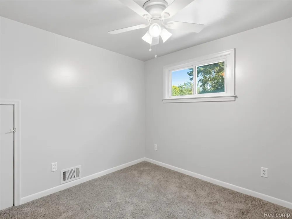 1063 Mayflower Avenue Lincoln Park City, MI 48146