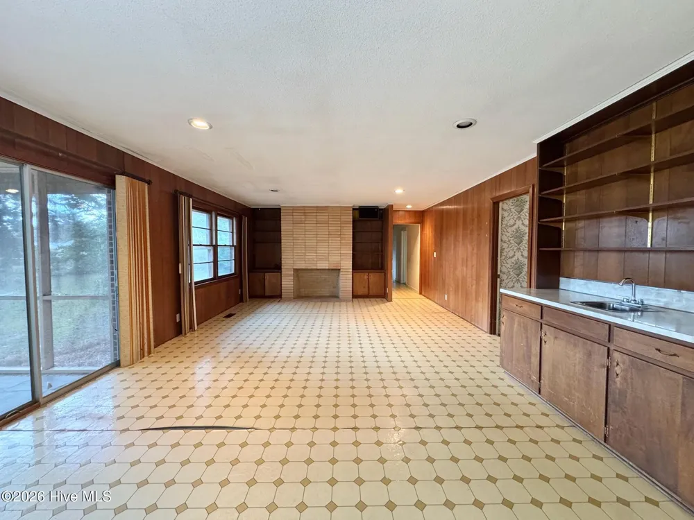 2206 Second Avenue Elizabethtown, NC 28337