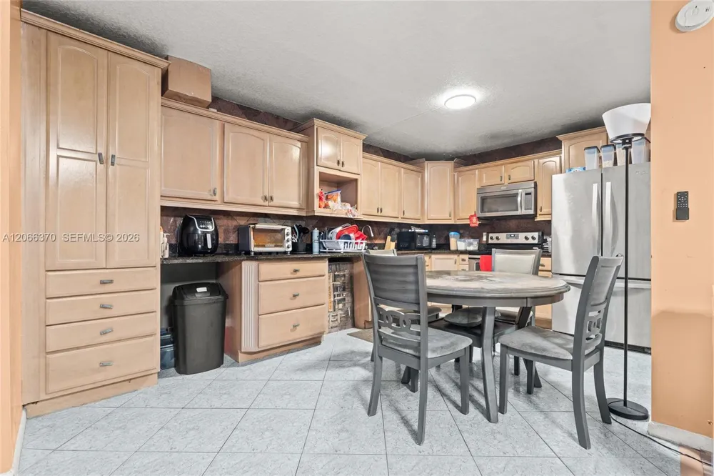 511 Shady Pine Way #D1 Green Acres, FL 33415