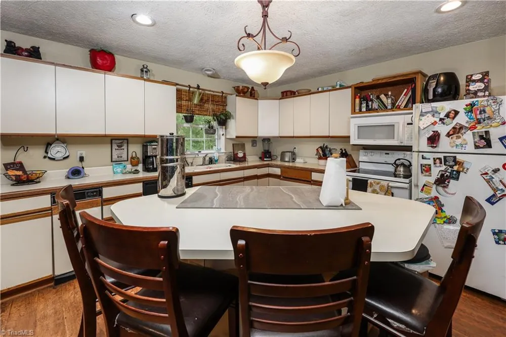 3900 Briarwood Avenue High Point, NC 27265